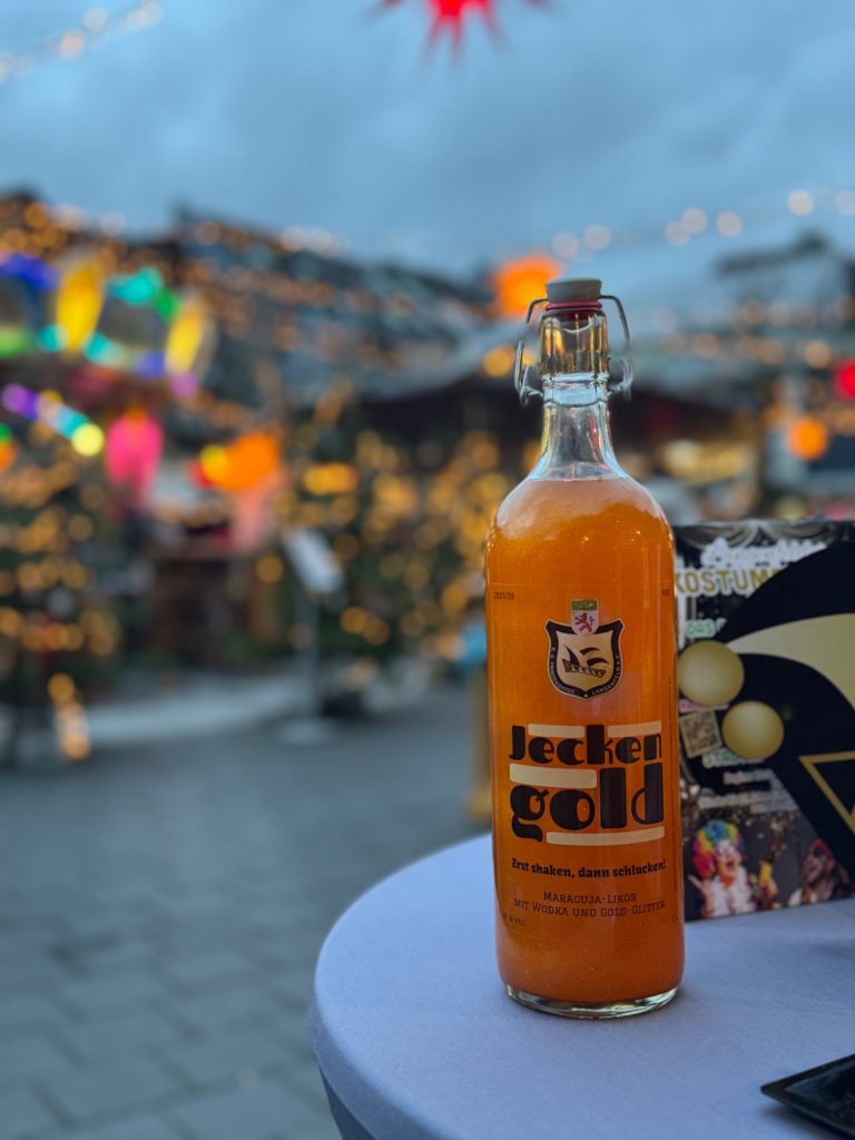 Jeckengold Flasche auf dem Stehtisch